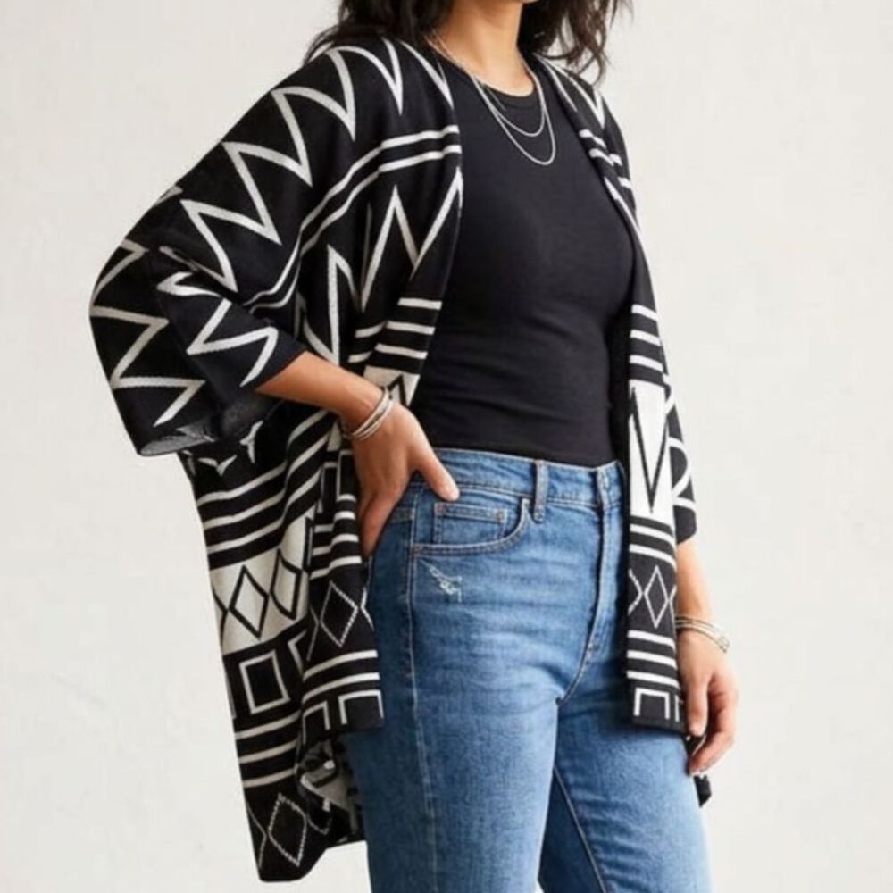 Black & White Geometric Kimono Cardigan Size Medium Tribal Aztec Boho Open Front